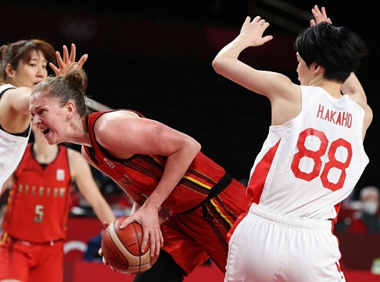 心情不错！知名说唱歌手Jay-Z现身湖人主场观看NBA杯（心情大好！说唱巨星Jay-Z亮相湖人主场观战NBA杯）