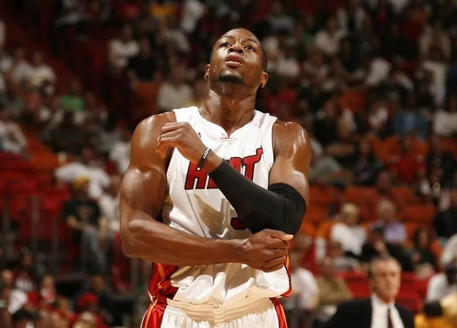 1-1战平，利物浦丢三分！英超积分榜：切尔西1-3惨败，阿森纳稳居榜首（1-1收场，利物浦无缘三分；英超榜单：切尔西1-3遭惨败，阿森纳继续领跑）