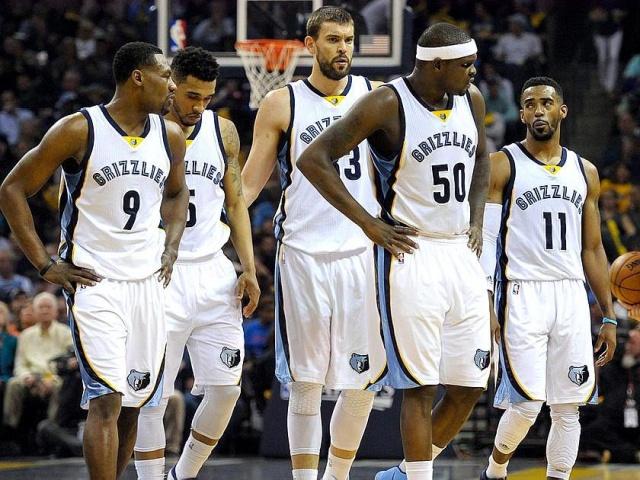 前锋远射破门，全场欢呼（前锋远射建功，全场沸腾）