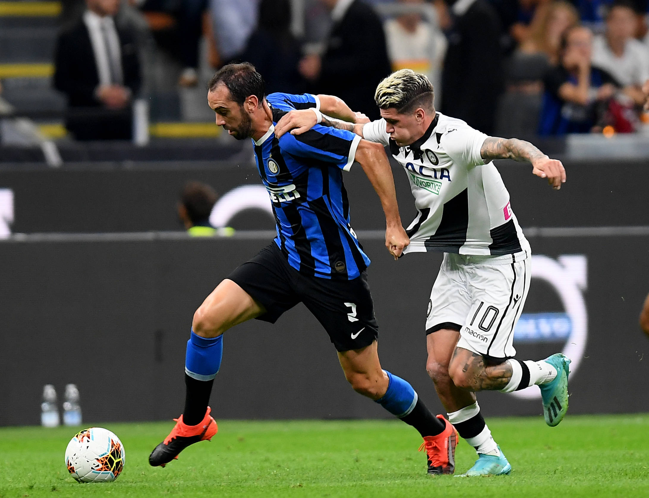 战巴萨贡献2球1助，布鲁日前锋福布斯当选欧冠全场最佳球员（对阵巴萨梅开二度送助攻，布鲁日前锋福布斯当选欧冠全场最佳球员）