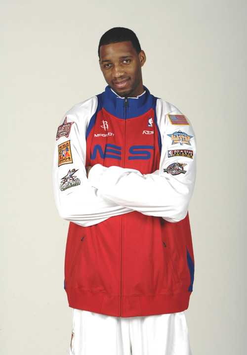 球员受伤倒地，全队围上去（球员倒地受伤，全队纷纷围拢）