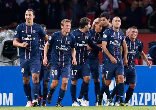 看不到梅西！印度球迷怒了：拆掉广告牌 狂扔水瓶 现场骚乱（看不到梅西引爆印度球迷不满：拆广告牌、掷水瓶，现场失控）