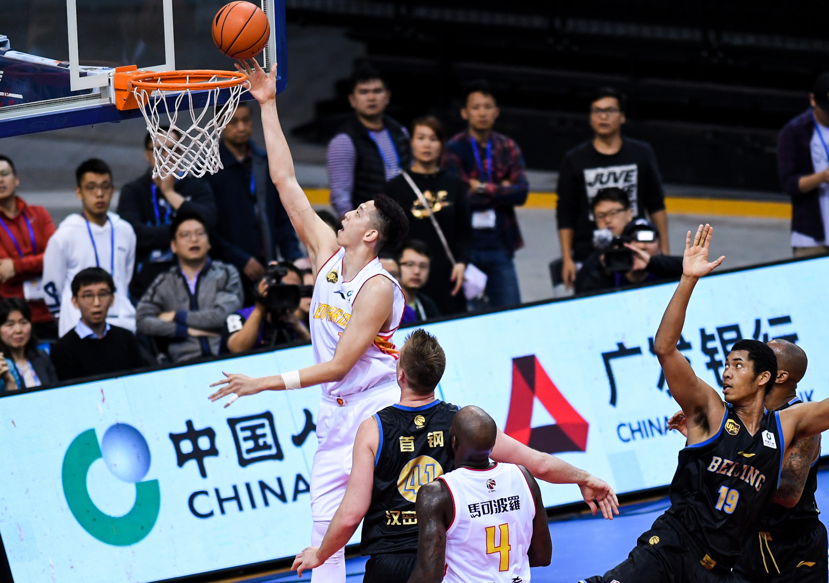 詹姆斯生涯关键时刻出手至少4次投篮的比赛，命中率达59%（詹姆斯职业生涯在关键时刻单场出手不少于4次时，投篮命中率达59%）