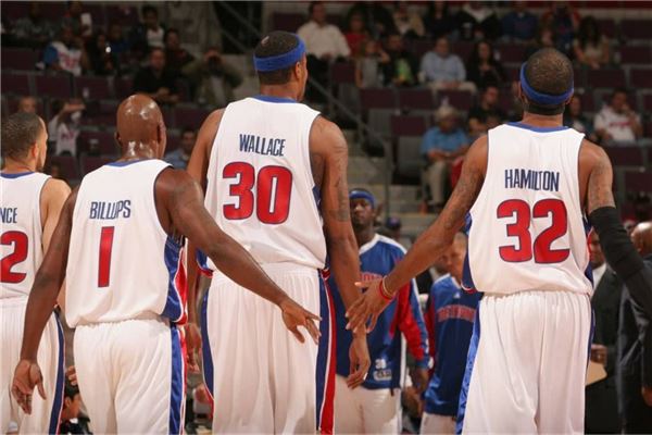 豪泽三分穿针，凯尔特人进攻如潮（豪泽三分如雨，凯尔特人攻势狂飙）