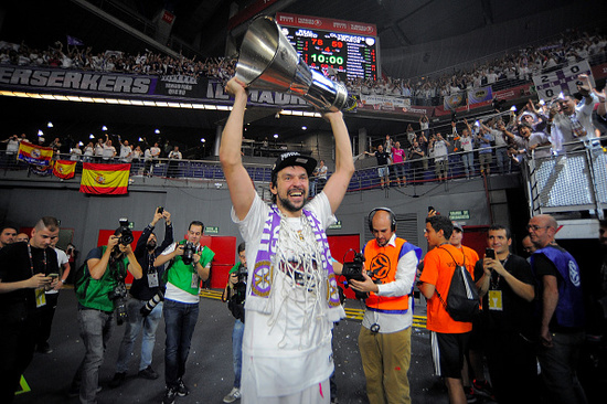 今晚打广东！徐昕本赛季场均2.3帽联盟第3 场均9.7板联盟本土第1（今夜迎战广东！徐昕赛季场均2.3次封盖联盟第3，9.7个篮板本土第一）